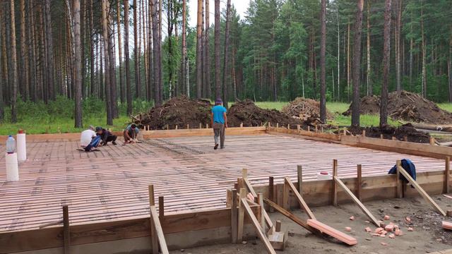 Стройка началась. Подготовка к заливке плиты.