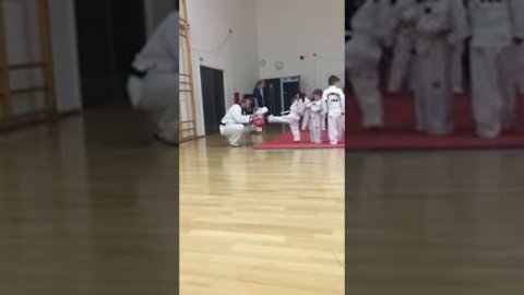 sumi 4岁跆拳道课练习