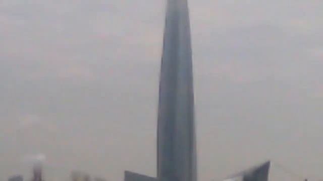 Ребята укладывают тротуарную плитку на крыше