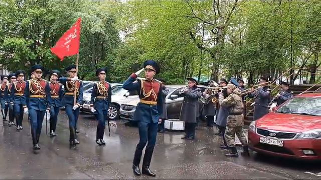 В муниципальном округе Северное Бутово поздравили с Днём Великой Победы ветерана.
