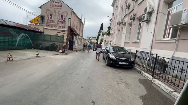 Как выглядит улица параллельная Масандровскому пляжу в Ялте!))))