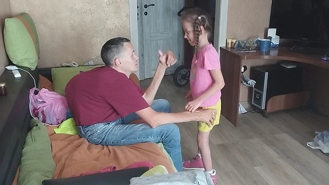 ребёнок учится стоять на равновесие.