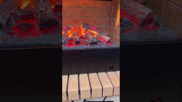 Электрический камин с эффектом живого огня в доме. #свойдом #камин #каминвдоме