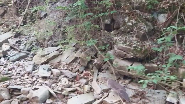 Поход в речное ушелье камни похожие на столбы