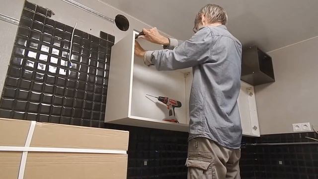 Установка кухонных шкафов на регулируемых подвесах