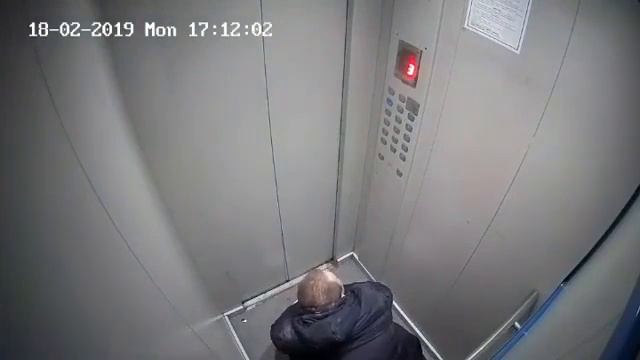 Этот человек насрал в лифте по Баумана 235/5.