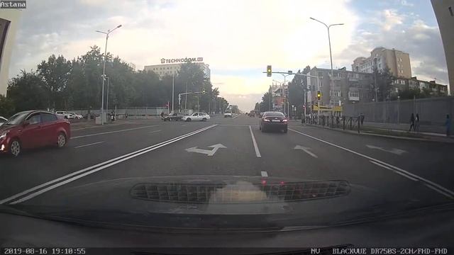 Астана, пр. Республики - пр. Богенбая, ДЭУ 028ZEA01, перестраиваясь через сплошную, ударил автобус