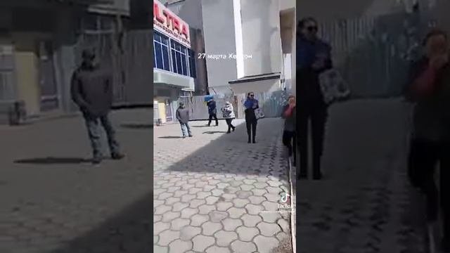 Вот что в Херсоне сейчас происходит. Украинские житили встали на защиту своего города.