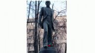 Памятник великому певцу и композитору  Муслиму Магомаеву.Москва.