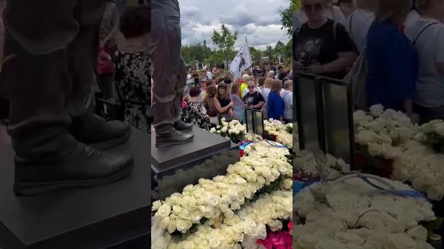 Во вторую годовщину смерти Шатунова его могила на Троекуровском кладбище буквально утопает в цветах
