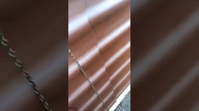 Как поднять металлочерепицу ( железо черепица ) на крышу 6 метровую