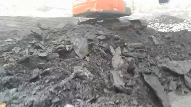 Работа экскаватора в карьере