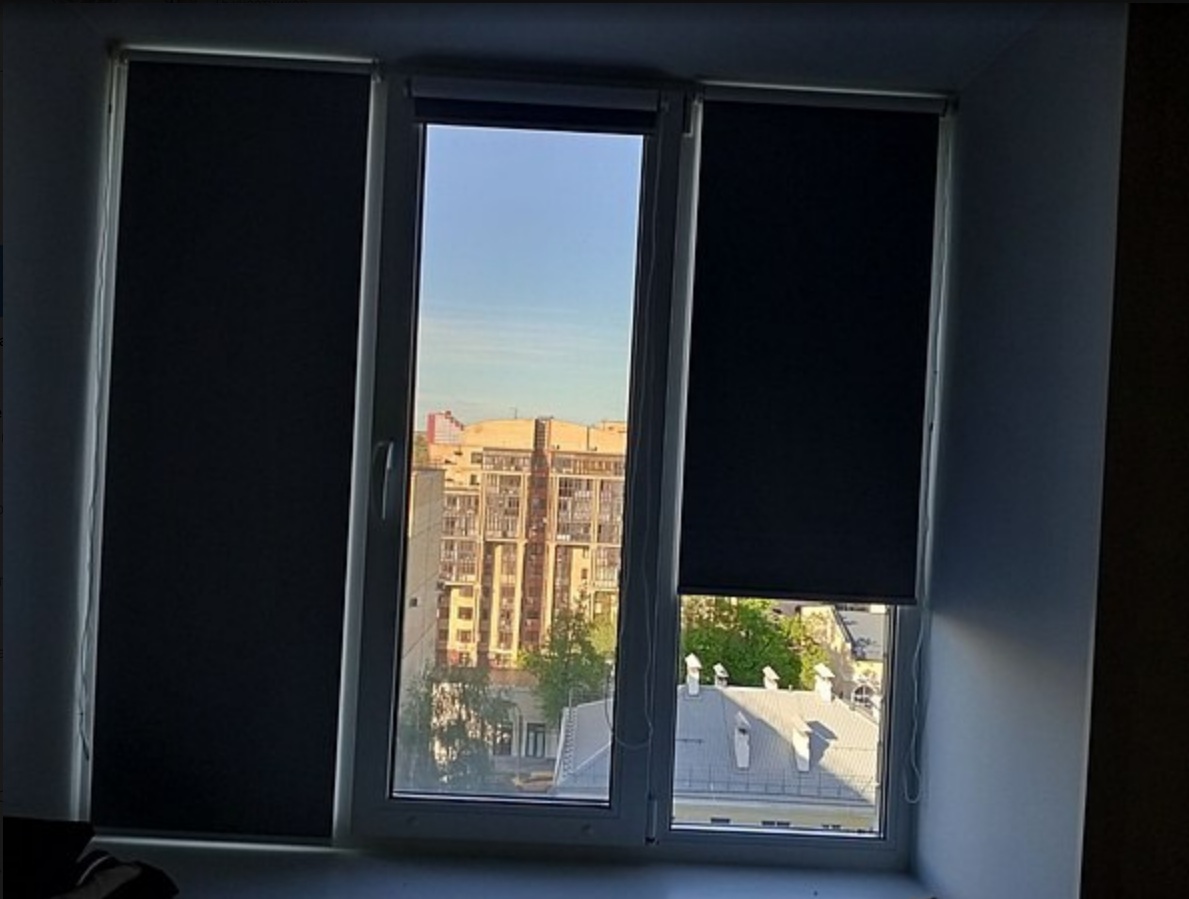 Рулонные шторы MINI, ткань ОСЛО BLACK-OUT 1608 св. серый, на створки окна. Декор окна. Жалюзи Тагил.