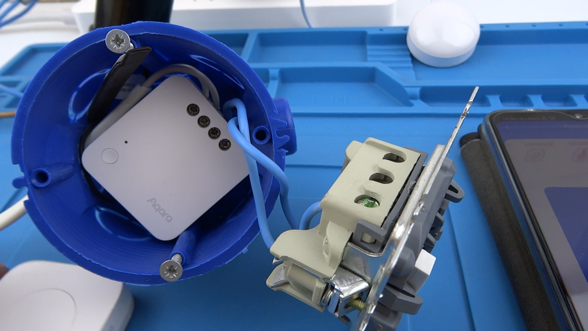 Как установить умное реле Aqara SSM-U02 в круглый подрозетник без нейтрали, с Алисой, ZigBee 3.0