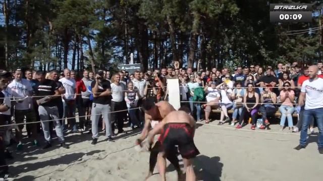 Spectacular battle. Battle in the streets.