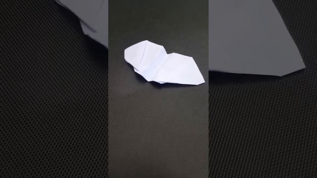 полёт бумажной бабочки оригами