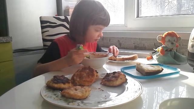 Лиза сама кушает суп без мультиков!!!!!