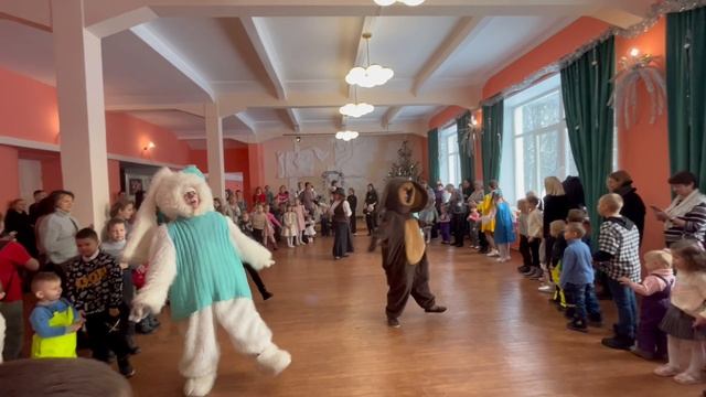 Маленький новогодний концерт и весёлый хоровод «Подарок с сюрпризом"