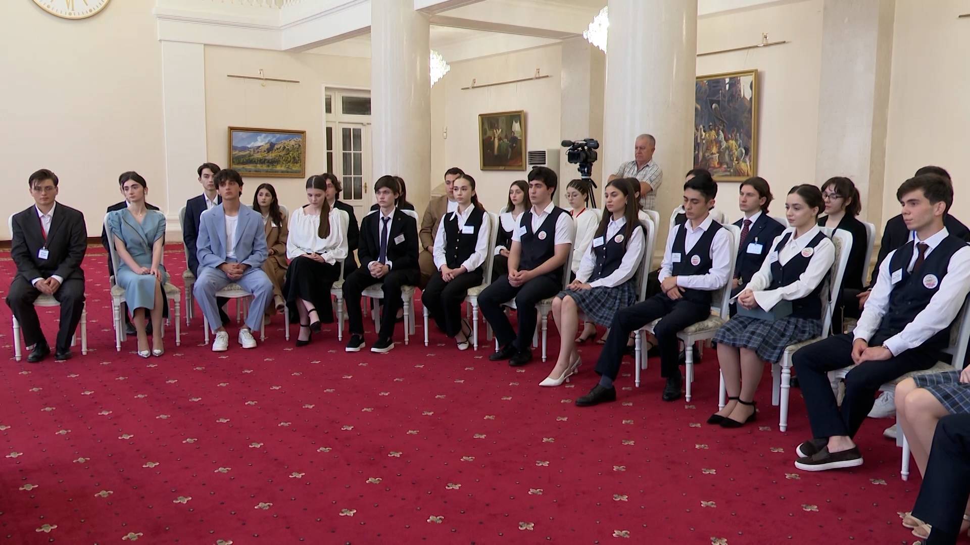 Глава КБР Казбек Коков встретился с отличниками учебы - стобалльниками и высокобалльниками