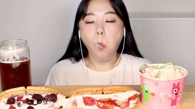 ASMR Waffle Mukbang 와플대학 & 베라 아이스크림 먹방 오레오 누텔라, 딸기, 애플시나몬, 블루베리 와플 ICE CREAM NUTELLA OREO STRAWBERR