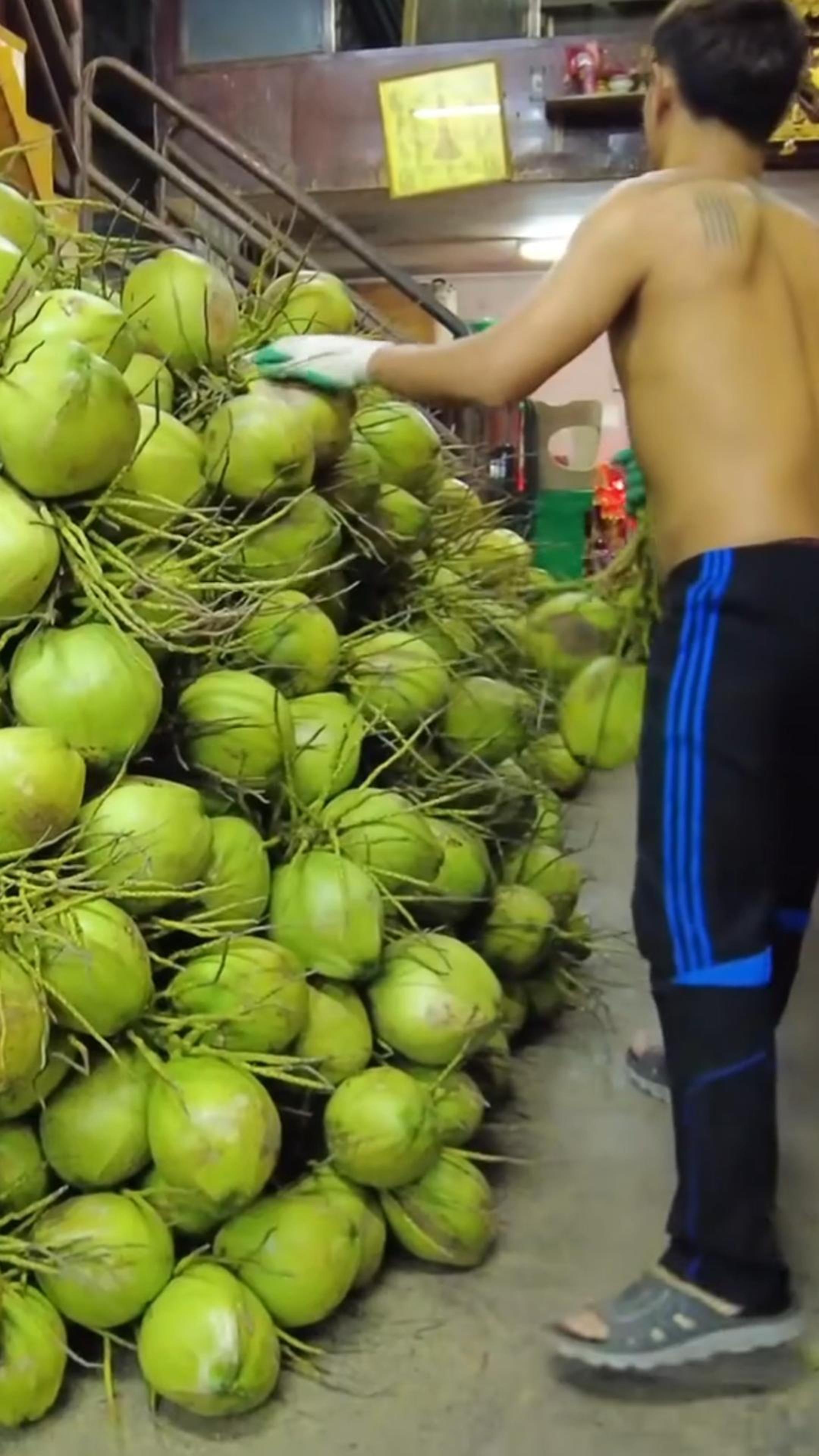 нарезка КОКОСА | кокосовое производство #кокос #shorts