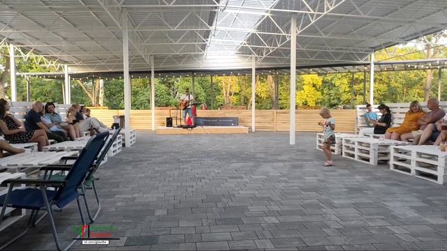 Живая музыка на открытой площадке в Черняховске.