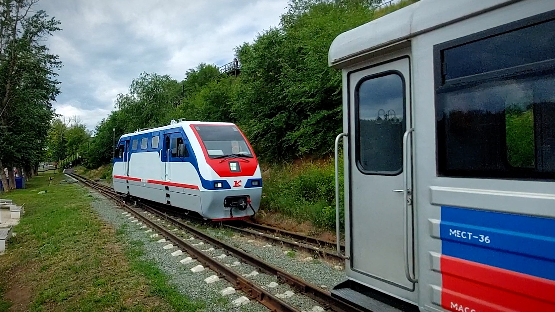 Локомотив отцепляется и прицепляется к поезду / Детская железная дорога