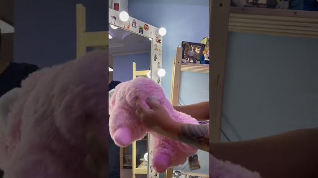 Плюшевая игрушка подушка Альпака розового цвета - видео обзор