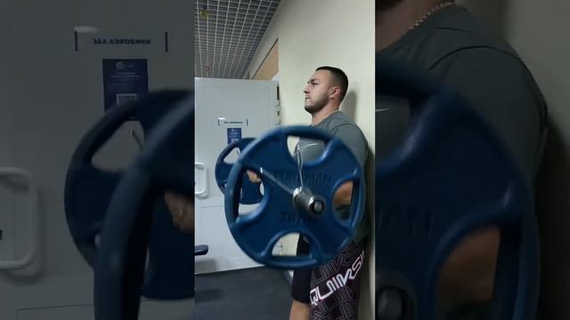 Подъем штанги на бицепс