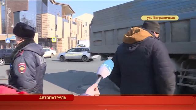 Сбитый автомобилем столб упал на женщину