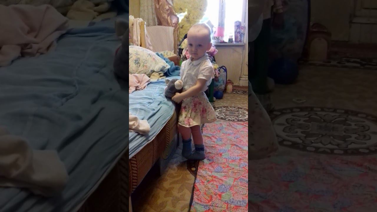 Оля танцует с любимой игрушкой