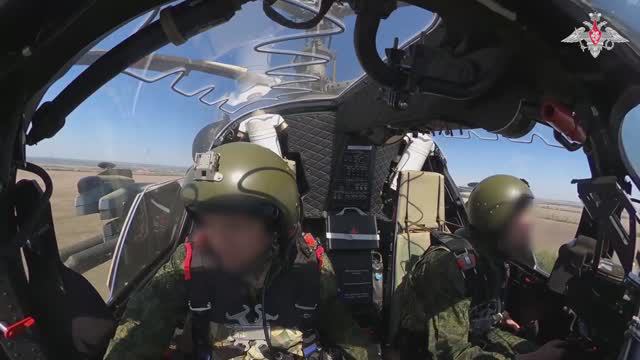 Экипаж вертолета Ка-52М уничтожил живую силу ВСУ. Удар наносился неуправляемыми авиационными ракетам