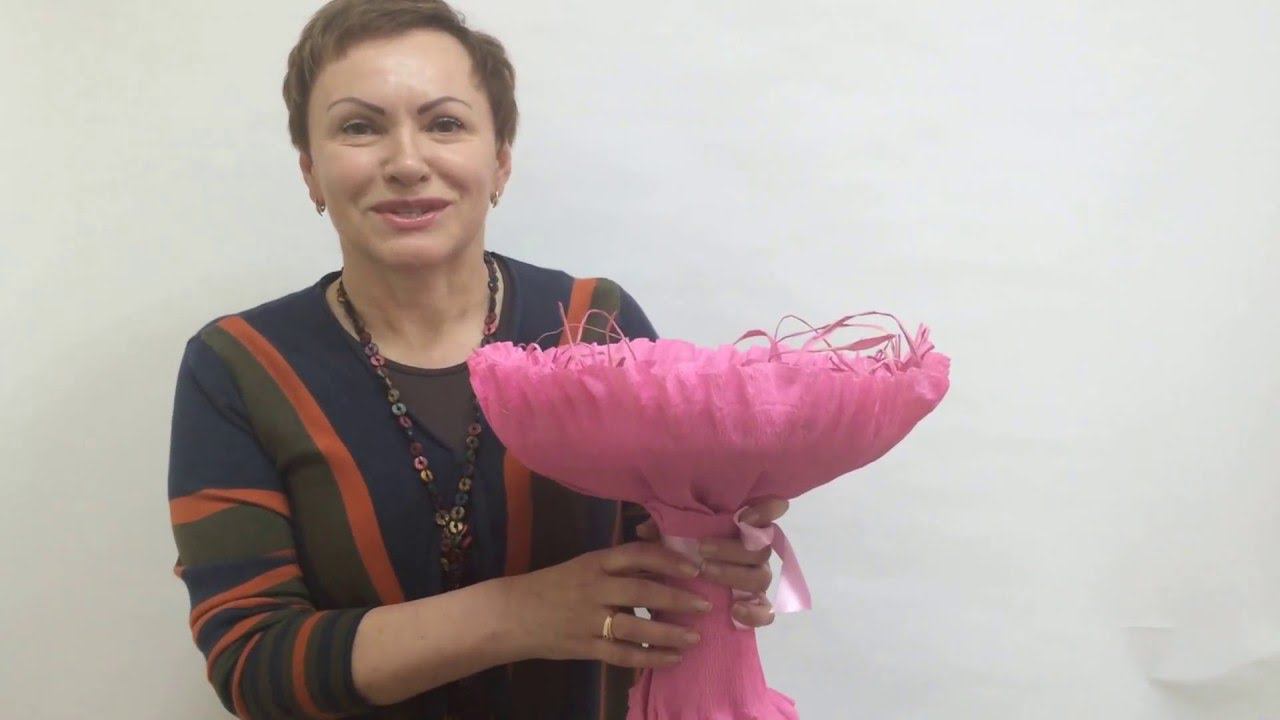 Оксана Большова поздравляет ассистентов с Днем медицинской сестры