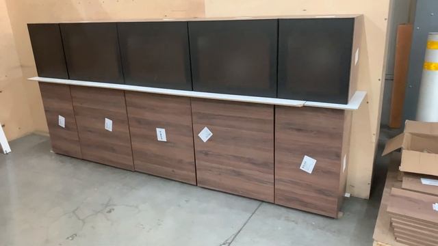 Odissey  Будущие верхние шкафы кухни из пластика HPL AE761 антресольный ряд с тонированным стекло