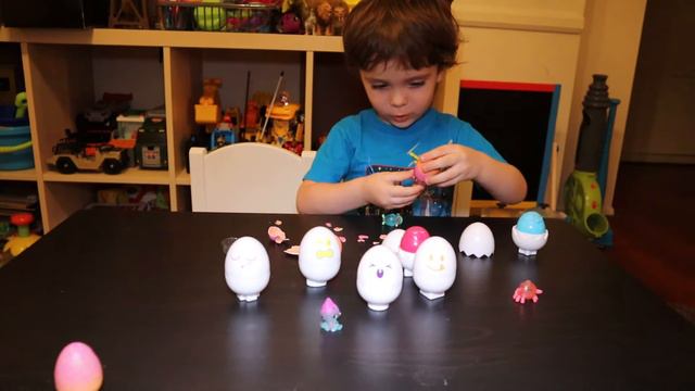 Яйца с Сюрпризом - Hatchimals! Вова и его оживленная Коллекция Игрушек - Животных. Видео для Детей!