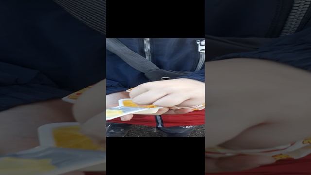 Купили картошку фри и едим.