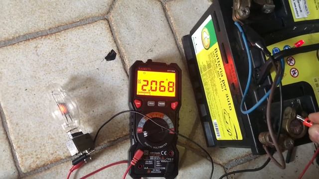 Test di capacità di una batteria al piombo con strumenti semplici