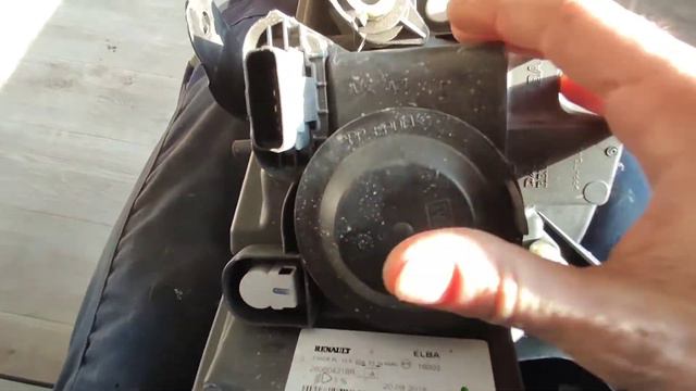 changer remplacer ampoules de phare Dacia Logan et sandero