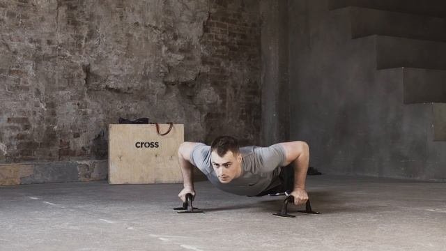 Тренируемся дома: отжимания с упорами