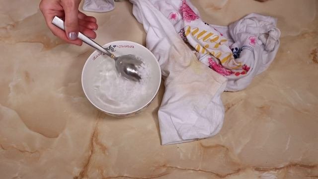 Я не боюсь носить белые футболки даже в жаркую погоду. Покажу два способа и легко отмою пятна пота.