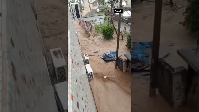 💧Во время наводнения в Ширнаке потоками воды смыло забор, Турция