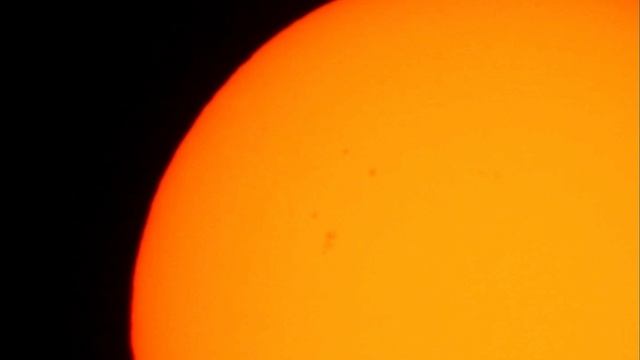 Третий день подряд снимаем Солнце через телескоп. 4.01.2024. Группа пятен заметно сместилась