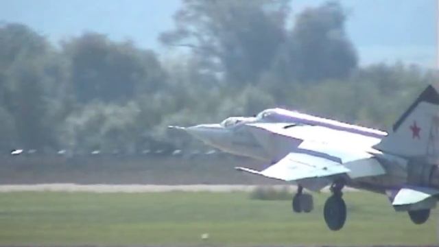 ИСТРЕБИТЕЛЬ МИГ 25  МАКС 2003 !