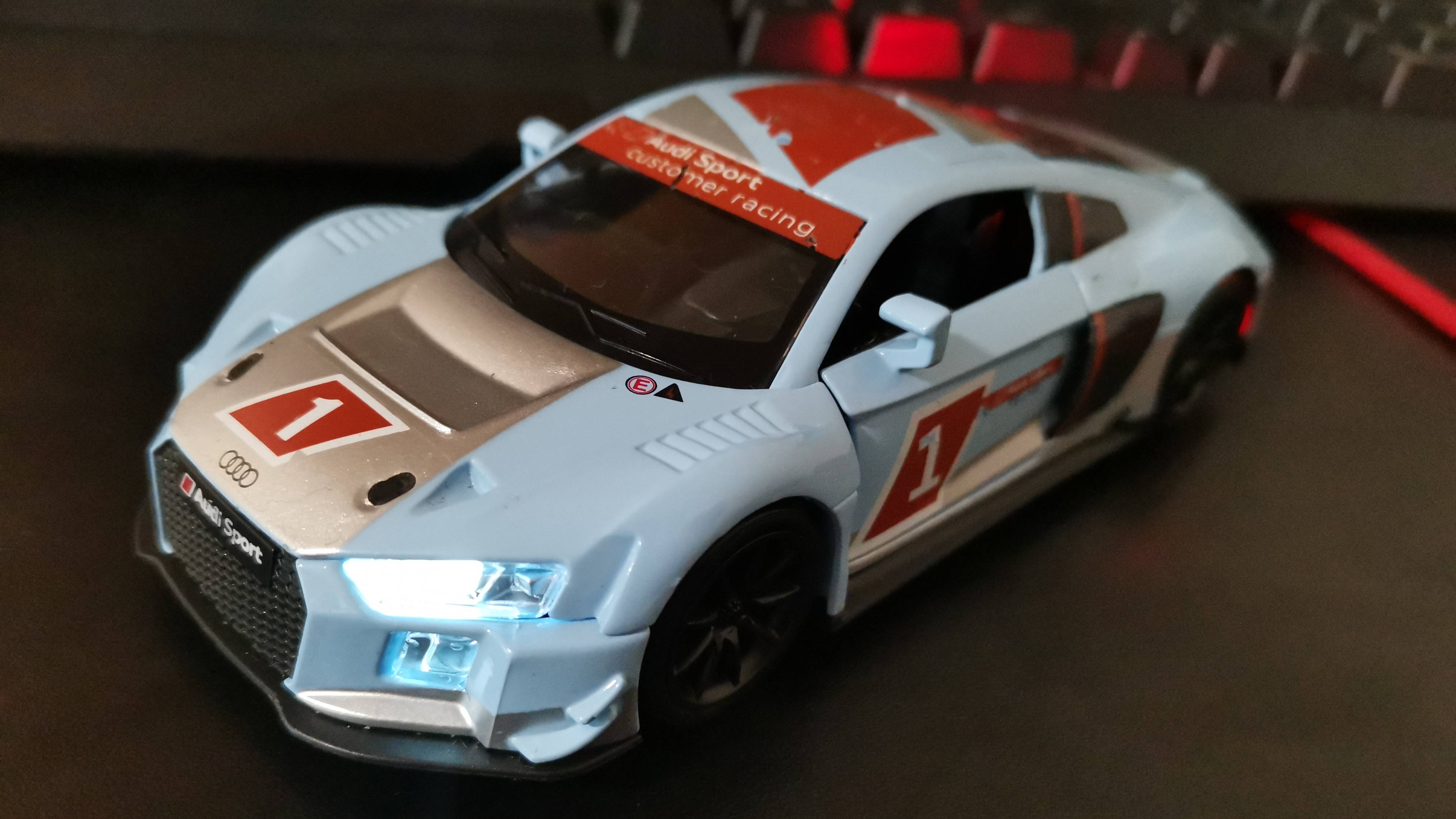 Audi R8 Gold Dragon в масштабе 1:32