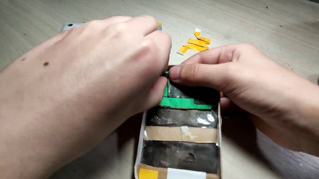 Айфон 2G из бумаги со внутриностями ?