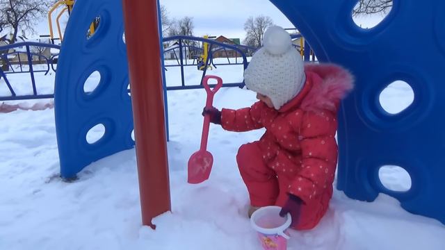 ВЛОГ Детская площадка с сюрпризами ИГРУШКИ в снегу Смайлик и Заводные игрушки VLOG