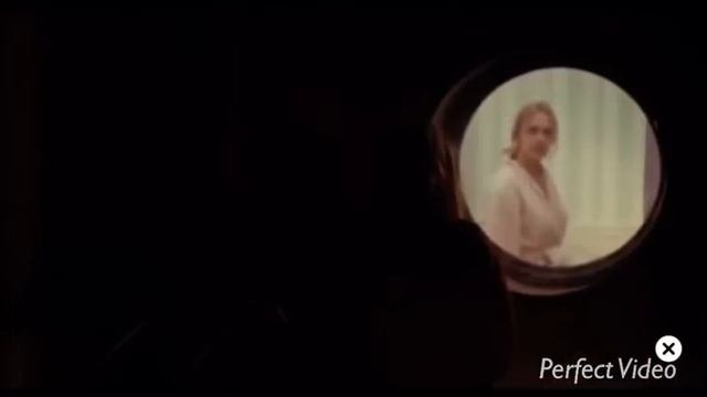 Поняла что за зеркалом кто то есть