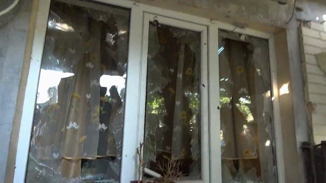 Последствия обстрела в жилом секторе Киевского района