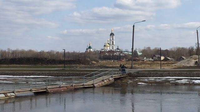 На мотоцикле по понтонному мосту