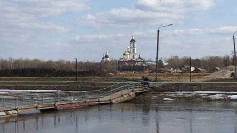 На мотоцикле по понтонному мосту